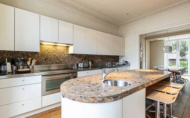 London Luxe Retreat: 5-bed Gem