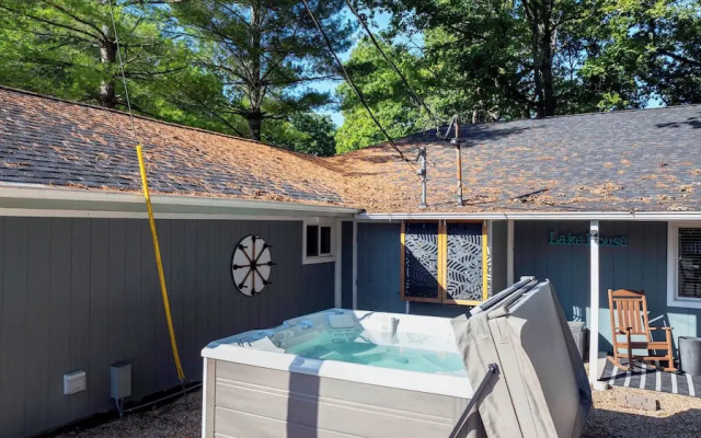 White Oak Landing Spacious 6 BDR w/ Boat Slip!