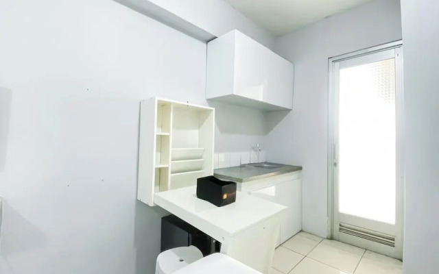Stunning and Comfy Studio at Green Bay Pluit Apartment