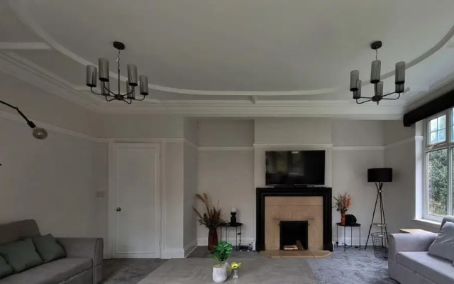 Stunning Detached Hidden King Suite Abode