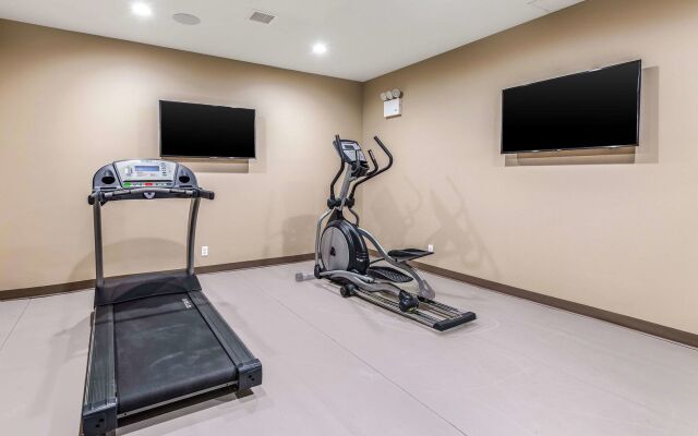 Van Wyck Hotel & Suites Near JFK Airport