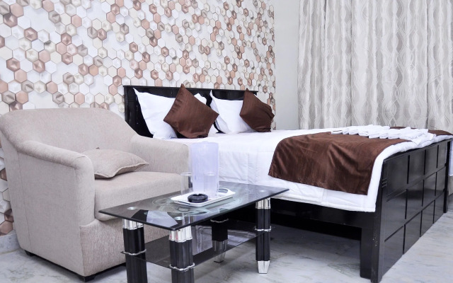 Capital O 2323 Royal Executive Inn