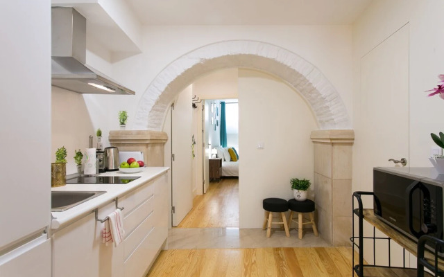 ALTIDO Modern Apt for 5 w/ workspace&private entrance, moments from Lisbon Cathedral