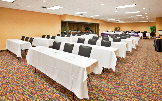 Holiday Inn Manhattan at the Campus by IHG