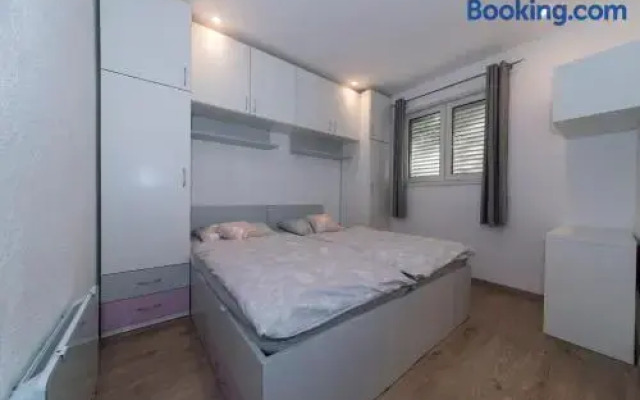 Family friendly apartment, great for children, huge yard and lots of toys