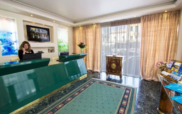 Triton Hotel Piraeus