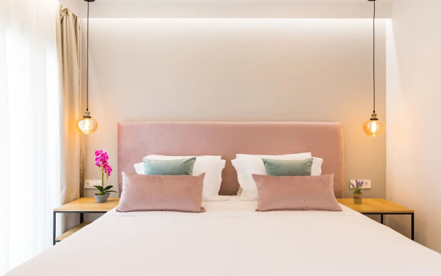 V Luxury Suites