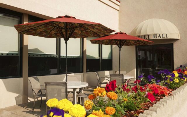 HomeTowne Studios by Red Roof & Conference Center Cortland