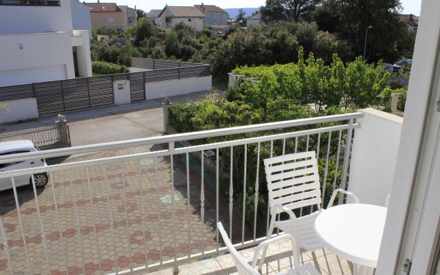 Apartment Vik - 250 m from beach A3 Brodarica, Riviera Sibenik