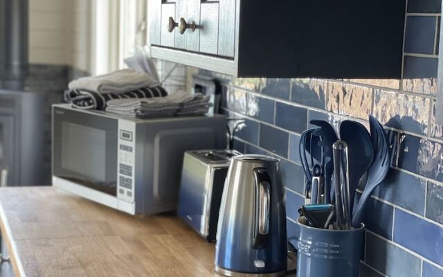 Cosy Lodge With Private Hot Tub in Tottergill Farm