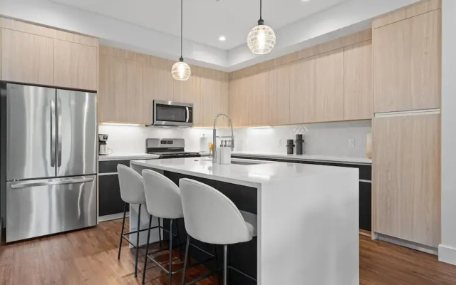 Upstay! New Renos Spacious Apartment Near Soco