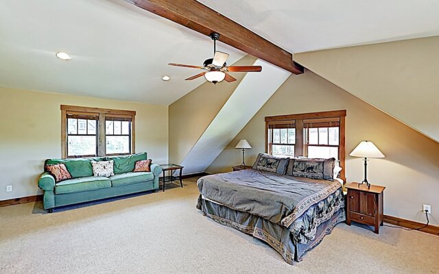 New Listing! Modern Mountain W/ Hot Tub 4 Bedroom Cottage