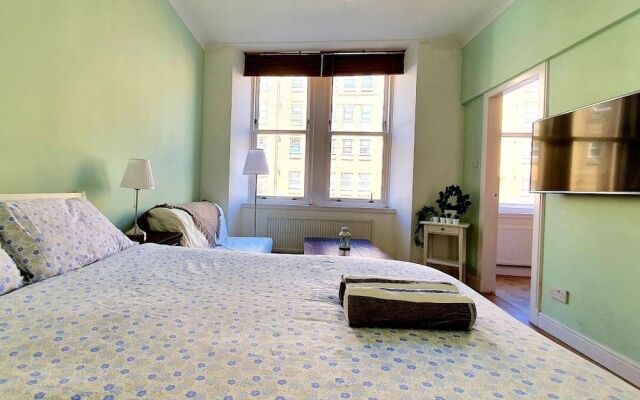 Bright Cosy Flat Close by Tourist Spots