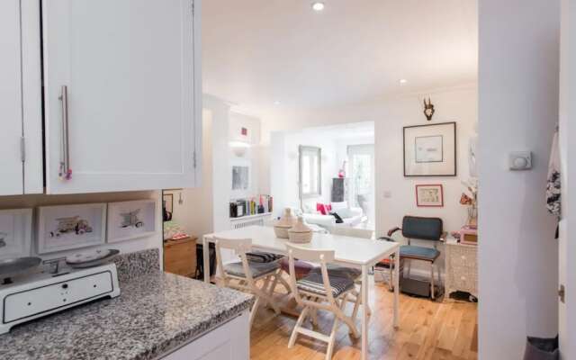 2 Bedroom Apartment With Garden in Ladbroke Grove