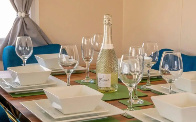 Tattershall Lakes Private Hot Tub Lodge - Sleeps 6