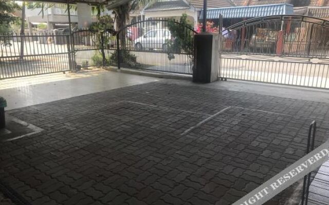 Roomstay Kuala Nerus Gated Parking