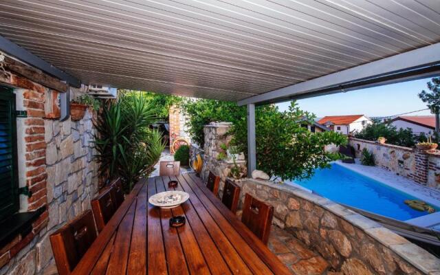 Beautiful Holiday Home With Private Pool, Nice Garden With Relax Area, Taverne