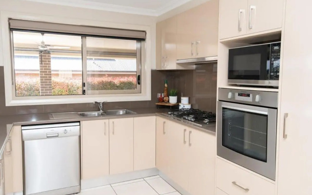 Centennial Cres, Modern, Entertaining Home, Sleeps 8