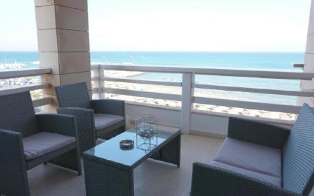 Lazuli Beachfront Apartment 144