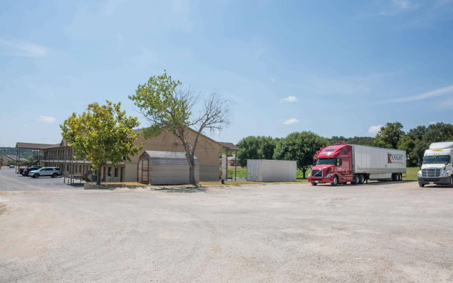 Hill Country Inn & Suites