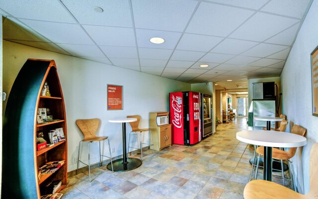 Motel 6 Huntsville, ON