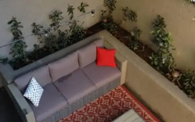 Hollywood Retreat