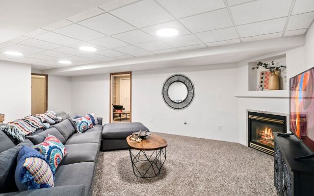 Scandinavian Chic – Hot Tub, Bikes and Lake Life!