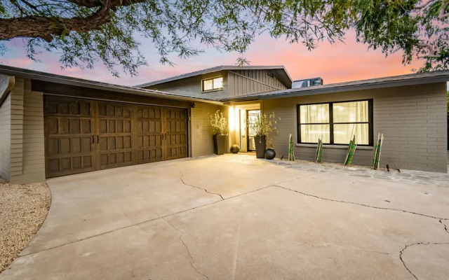 Solanova Designer Oasis With Cocktail Pool Theater