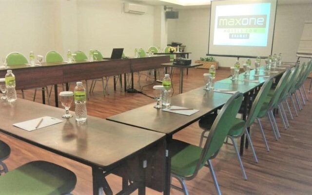 MaxOneHotels.com at Kramat