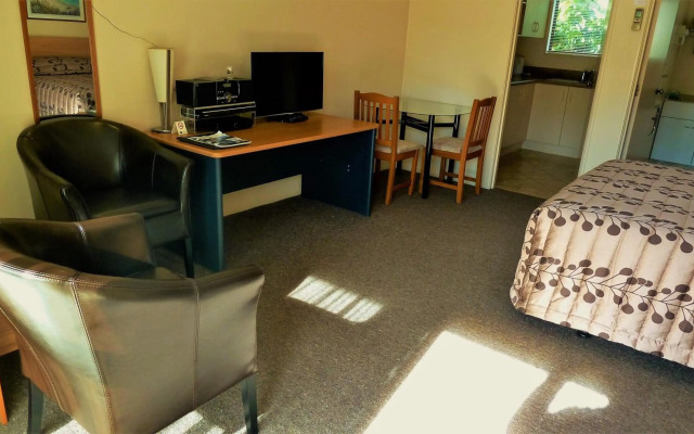 Tudor Lodge Motel
