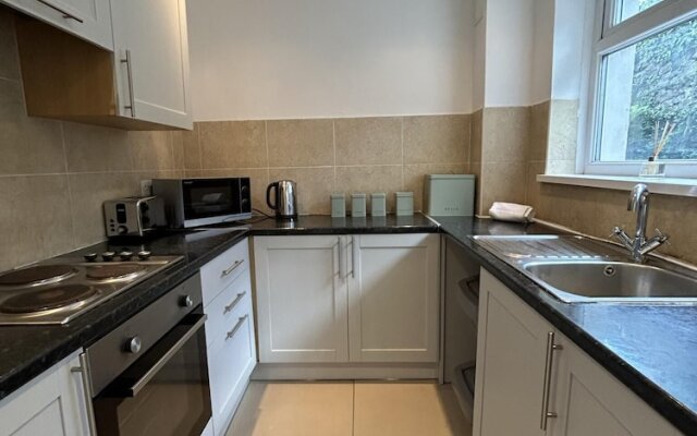 Spacious 4 Bedroom House - Central & Pet Friendly