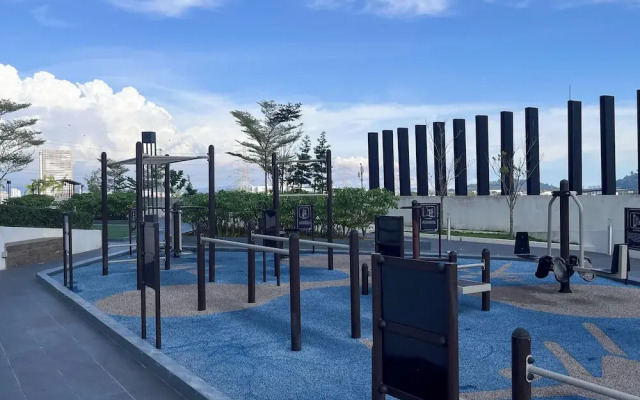 Comfy 3-Bedrooms Apartment at Meritus Residensi
