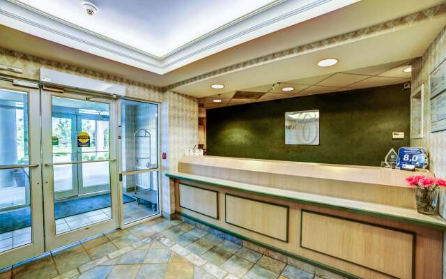 Motel 6 Huntsville, ON