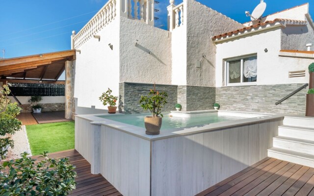 Inviting Mansion in Calpe With Jacuzzi