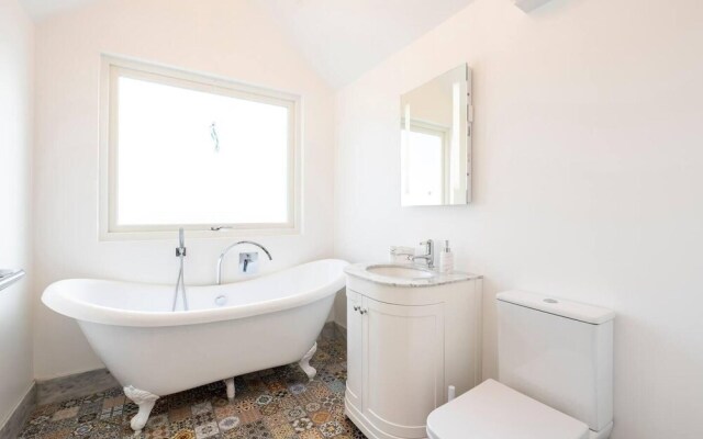 Luxurious 2 Bedroom Apartment With Estuary View