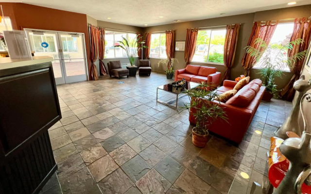 Court Plaza Inn & Suites