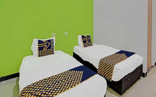 SPOT ON 92255 Lucky Guesthouse