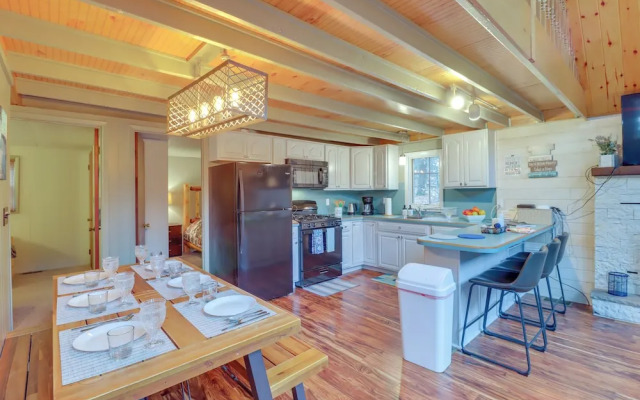 Family-friendly Cabin w/ Fire Pit in Pocono Lake!