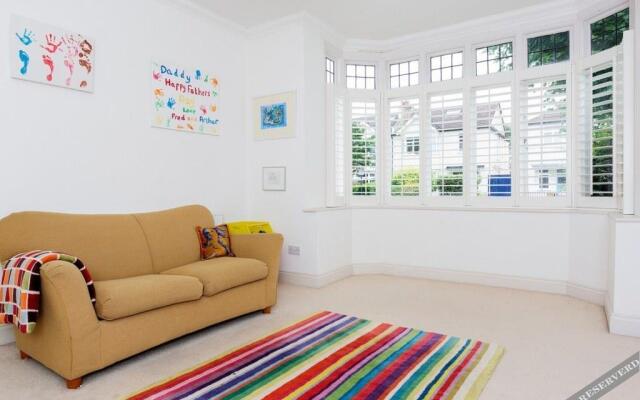 Veeve  4 Bed House On Emlyn Road West London