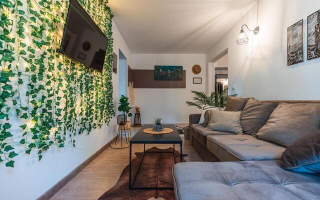 Jungle Apartment 15 Min Walk to Beach & Downtown