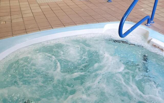 Riverland Inn & Suites