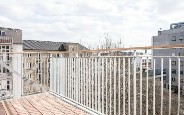 Beautiful 2-bed w Large Balcony
