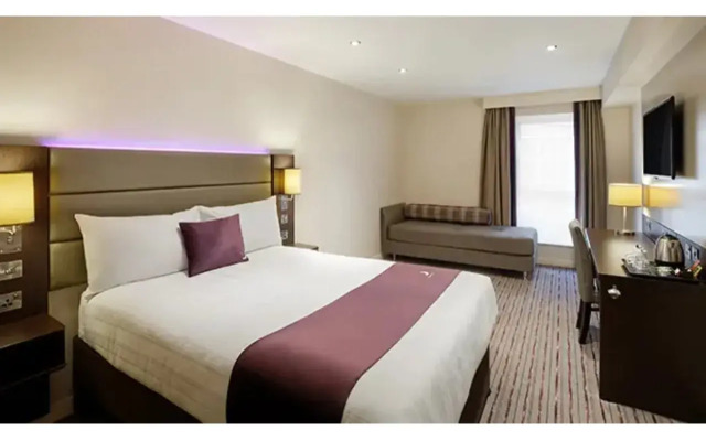 Premier Inn Woking West (A324)