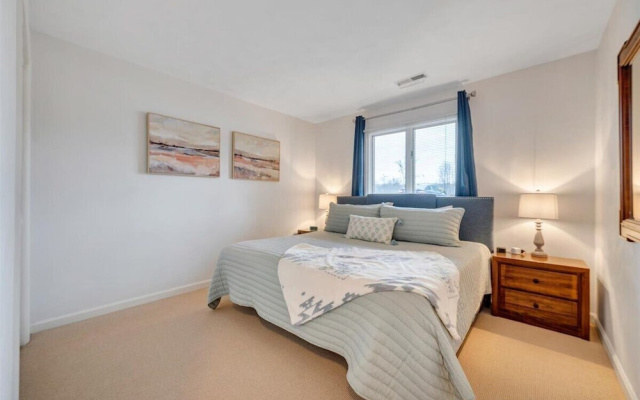 Lake Vibes - Pet Friendly Lakefront Condo!