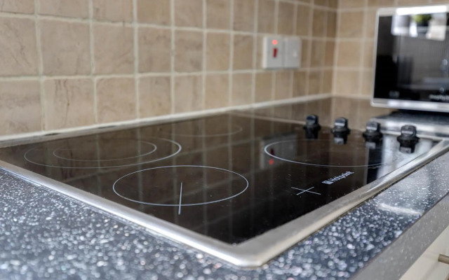 Luxury 2 Bed Garden Apartment With Parking