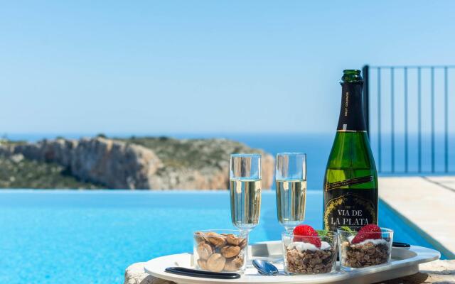 Villa With Sea Breeze Charm