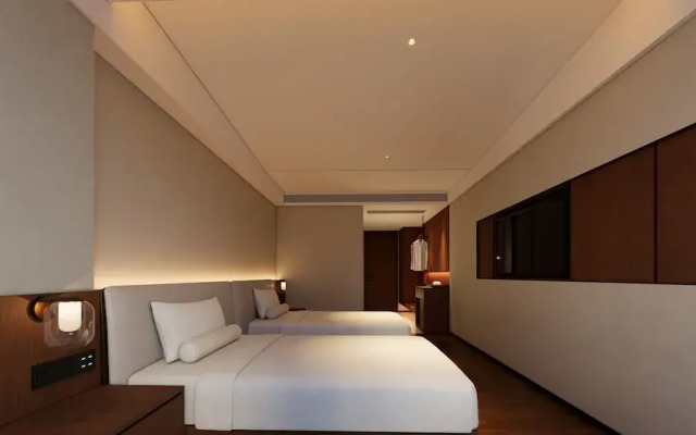 Red Wall Hotel