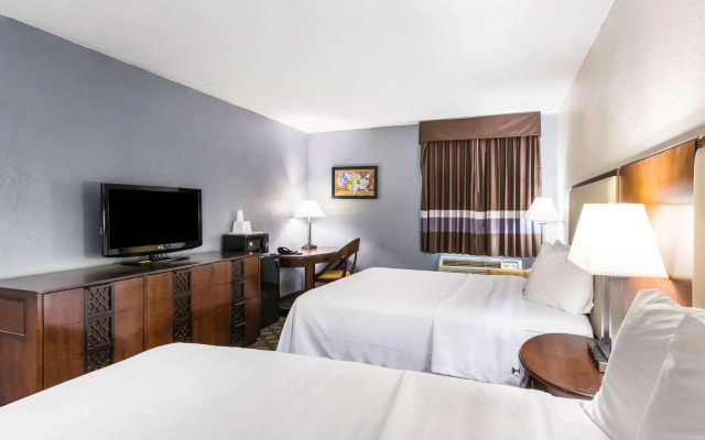 Econo Lodge Inn & Suites
