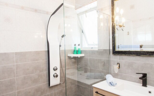 Modern apt.with sea view in Glyfada
