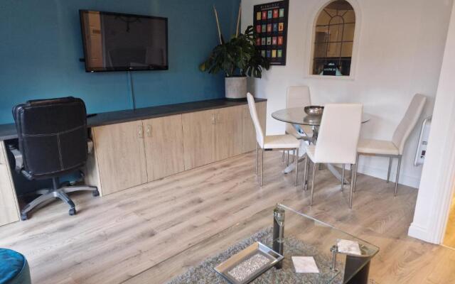 2-bedroom apartment *NR CITY CENTRE WITH PARKING*